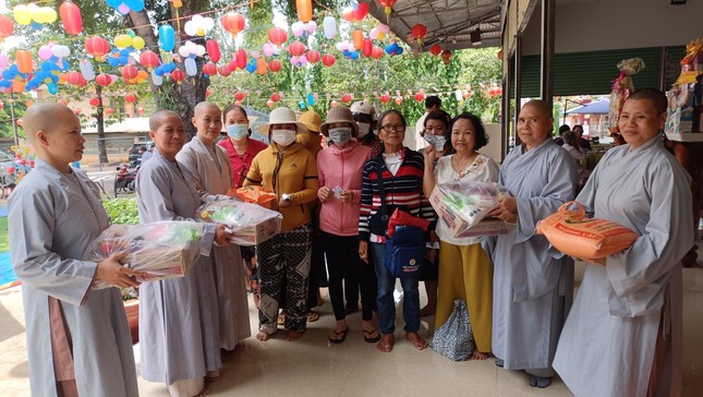 Chùa Tân Minh trao 100 suất quà đến các gia đình khó khăn nhân mùa Phật đản Chùa Tân Minh trao 100 suất quà đến các gia đình khó khăn nhân mùa Phật đản