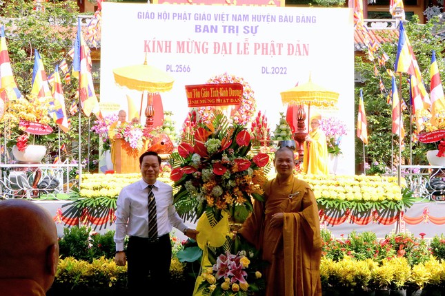 Ông Trần Đức Thịnh, Phó Giám đốc Sở Nội vụ, Trưởng ban Tôn giáo tỉnh Bình Dương tặng hoa chúc mừng Ông Trần Đức Thịnh, Phó Giám đốc Sở Nội vụ, Trưởng ban Tôn giáo tỉnh Bình Dương tặng hoa chúc mừng