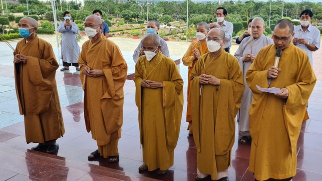 Chư tôn đức dâng nén tâm hương tưởng niệm chư vị anh linh liệt sĩ Chư tôn đức dâng nén tâm hương tưởng niệm chư vị anh linh liệt sĩ