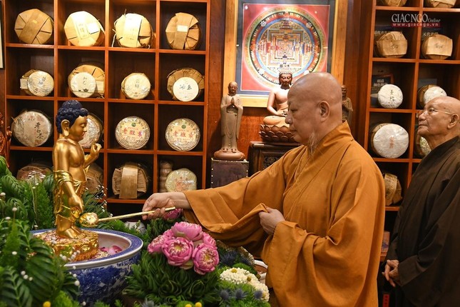 Hòa thượng Thích Lệ Trang thực hiện nghi thức Tắm Phật Hòa thượng Thích Lệ Trang thực hiện nghi thức Tắm Phật