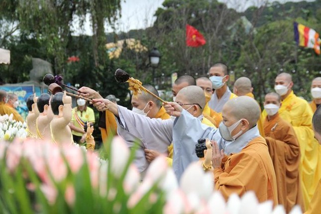 Chư Ni Tắm Phật