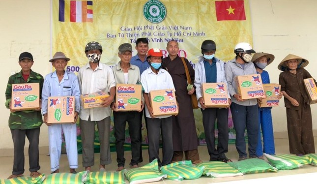 Thượng tọa Thích Trung Sơn trao quà đến bà con bị ảnh hưởng bởi cơn mưa lớn bất thường Thượng tọa Thích Trung Sơn trao quà đến bà con bị ảnh hưởng bởi cơn mưa lớn bất thường