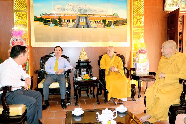 Hòa thượng Thích Huệ Thông tiếp thân mật ông Vũ Hoài Bắc