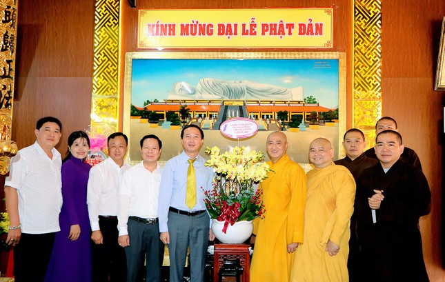 Ông Vũ Hoài Bắc đã tặng hoa và chúc mừng Đại lễ Phật đản Phật lịch 2566 đến Ban Trị sự GHPGVN tỉnh Bình Dương