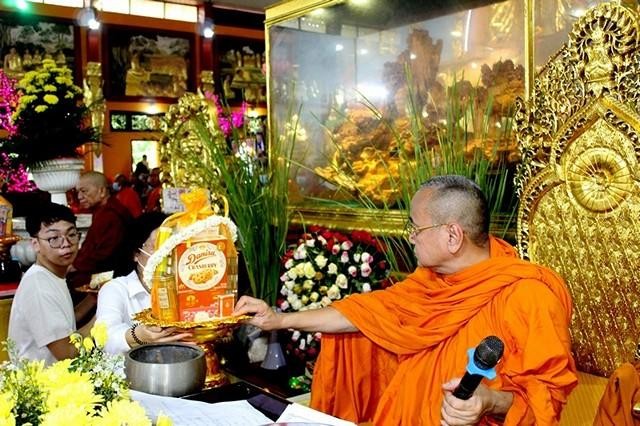 Phật tử dâng quà cúng dường