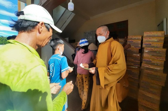 Thượng tọa Thích Trung Sơn trao quà đến bà con Thượng tọa Thích Trung Sơn trao quà đến bà con