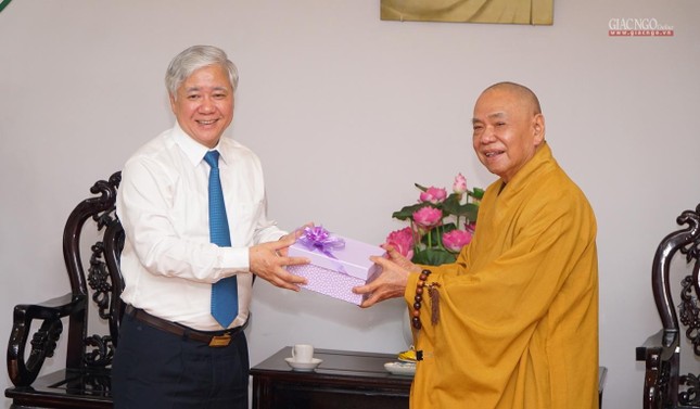 Ông Đỗ Văn Chiến tặng quà chúc mừng Phật đản đến Hòa thượng Thích Thiện Pháp Ông Đỗ Văn Chiến tặng quà chúc mừng Phật đản đến Hòa thượng Thích Thiện Pháp