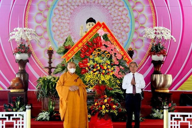 Lãnh đạo Tỉnh ủy, HĐND, UBND, UBMTTQVN tỉnh Đồng Nai tặng hoa chúc mừng