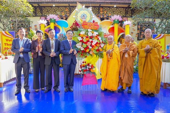 Đại diện các cơ quan tặng hoa chúc mừng Phật đản Đại diện các cơ quan tặng hoa chúc mừng Phật đản