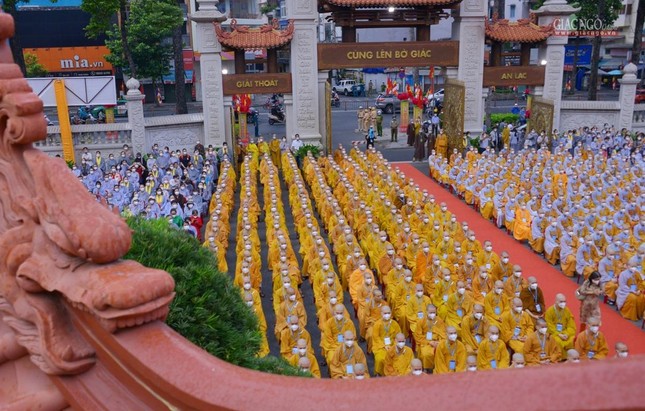 Quang cảnh trang nghiêm tại Việt Nam Quốc Tự trong Đại lễ kính mừng Phật đản sáng 15-5 Quang cảnh trang nghiêm tại Việt Nam Quốc Tự trong Đại lễ kính mừng Phật đản sáng 15-5