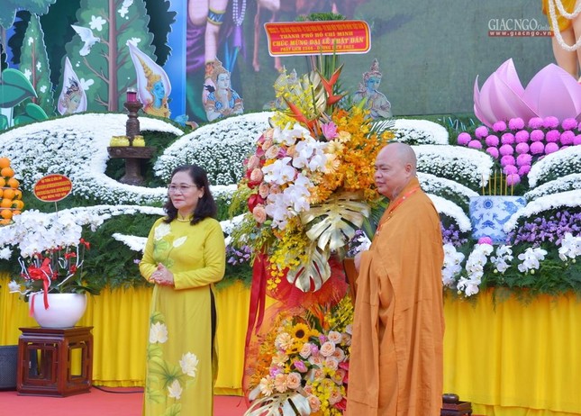 Bà Nguyễn Thị Lệ, Phó Bí thư Thành ủy, Chủ tịch Hội đồng Nhân dân TP.HCM đại diện tặng lẵng hoa chúc mừng của lãnh đạo TP.HCM Bà Nguyễn Thị Lệ, Phó Bí thư Thành ủy, Chủ tịch Hội đồng Nhân dân TP.HCM đại diện tặng lẵng hoa chúc mừng của lãnh đạo TP.HCM