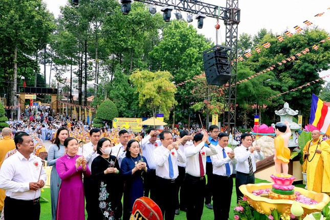 Lãnh đạo Tỉnh ủy, các cơ quan tỉnh, Thành phố niêm hương cúng dường Phật đản Lãnh đạo Tỉnh ủy, các cơ quan tỉnh, Thành phố niêm hương cúng dường Phật đản