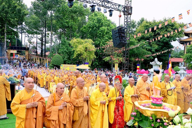 Chư tôn đức niêm hương cúng dường nhân Khánh đản Đức Bổn Sư Thích Ca Mâu Ni Chư tôn đức niêm hương cúng dường nhân Khánh đản Đức Bổn Sư Thích Ca Mâu Ni