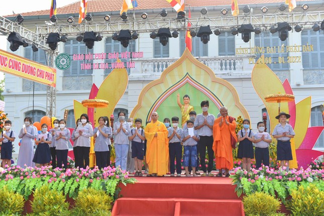 Trao học bổng cho các 50 học sinh hiếu học