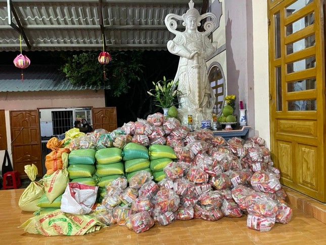 Chùa Tịnh Quang trao 180 phần quà đến người nghèo tại địa phương