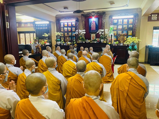 Đảnh lễ chư vị tiền bối tại Tổ đường chùa Từ Nghiêm Đảnh lễ chư vị tiền bối tại Tổ đường chùa Từ Nghiêm