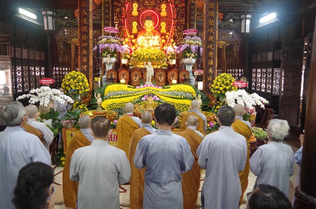 Lễ Phật đản tại chánh điện chùa Pháp Võ