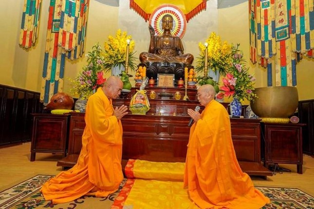 Ni vị Hòa thượng tác pháp an cư