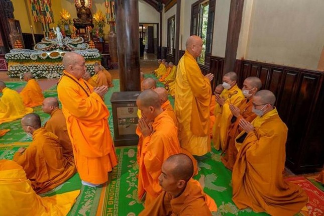 Chư tôn đức tác pháp thọ an cư