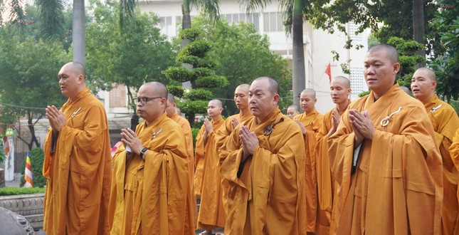 Chư tôn đức Ban Trị sự GHPGVN quận 3 thành kính tưởng niệm Bồ-tát Thích Quảng Đức - ẢNh: Như Danh