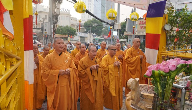 Ban Trị sự GHPGVN quận 3 tưởng niệm Bồ-tát Thích Quảng Đức - Ảnh: Như Danh