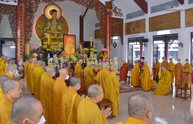 Chư tôn giáo phẩm Hội đồng Chứng minh, Hội đồng Trị sự, Ban Trị sự Phật giáo TP.HCM thành kính tưởng niệm Bồ-tát Thích Quảng Đức, cùng chư Thánh tử đạo