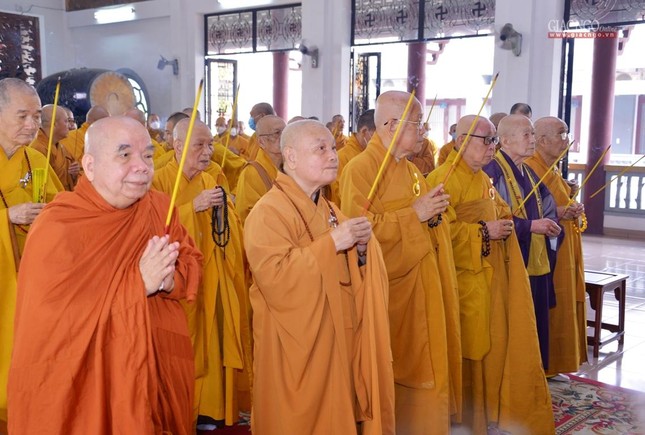 Chư tôn giáo phẩm Ban Thường trực Hội đồng Chứng minh, Hội đồng Trị sự, Ban Thường trực Ban Trị sự đã cung kính đốt nén hương lòng chí thành tưởng niệm Giác linh Bồ-tát Thích Quảng Đức