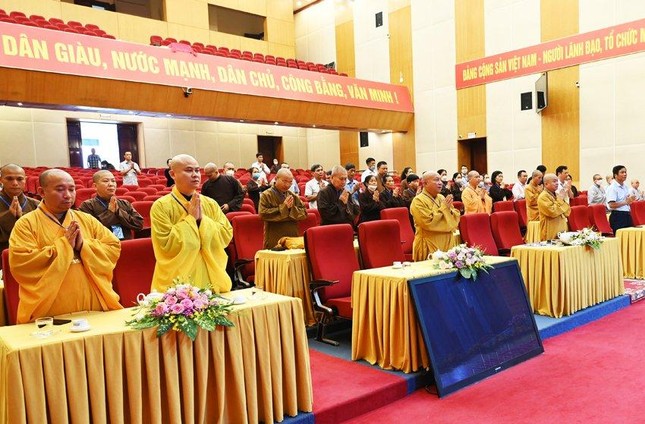 Đại biểu thực hiện nghi thức chào Quốc kỳ, Đạo kỳ Đại biểu thực hiện nghi thức chào Quốc kỳ, Đạo kỳ