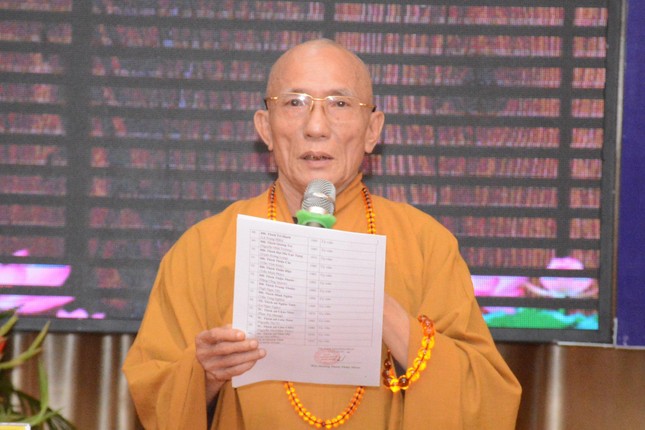 Hòa thượng Thích Huệ Trí đọc quyết định chuẩn y của Trung ương GHPGVN