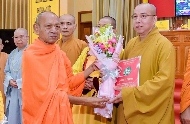 Hòa thượng Đào Như trao quyết định đến Thượng tọa Thích Giác Nghi, Trưởng ban Trị sự tỉnh