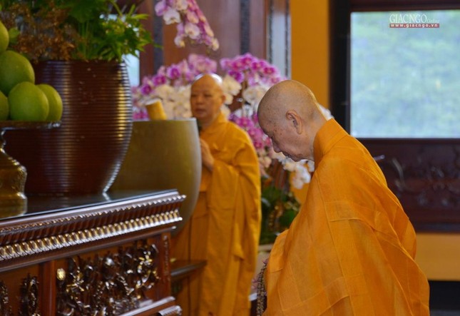 Trưởng lão Hòa thượng Quyền Pháp chủ GHPGVN đảnh lễ Tam bảo Trưởng lão Hòa thượng Quyền Pháp chủ GHPGVN đảnh lễ Tam bảo