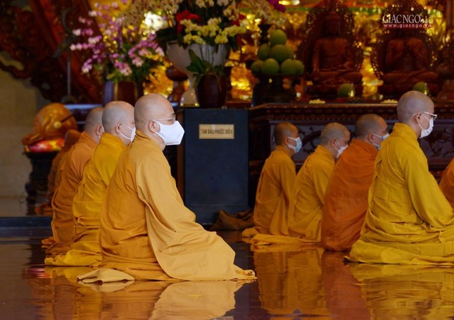 Bố-tát là nghi thức đặc thù của giới xuất gia Bố-tát là nghi thức đặc thù của giới xuất gia