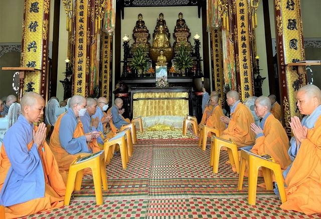 Chư Ni trì tụng kinh Di giáo tại chùa Diệu Đức, TP.Huế