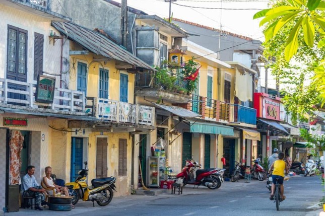 Những ngôi nhà cổ còn sót lại ở phố cổ Bao Vinh