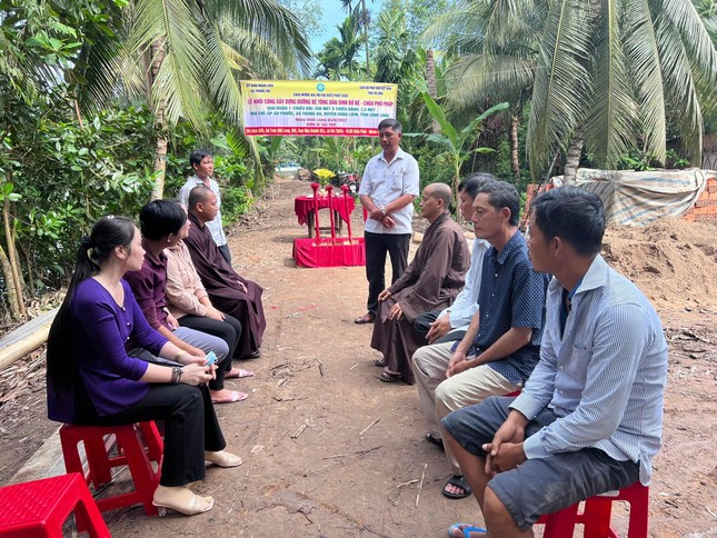 Đường bê-tông dân sinh dài 200 mét sẽ được xây dựng phục vụ cho bà con địa phương - Ảnh: L.B Đường bê-tông dân sinh dài 200 mét sẽ được xây dựng phục vụ cho bà con địa phương - Ảnh: L.B