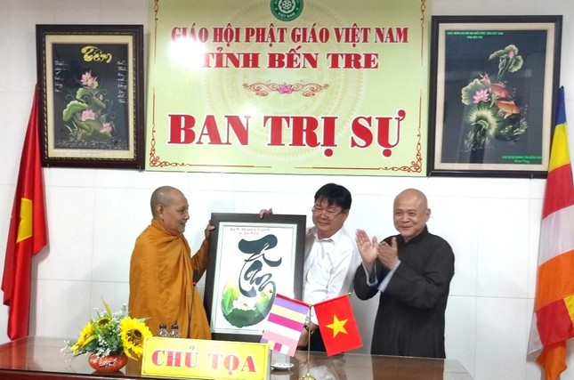 Hòa thượng Thích Huệ Ngộ trao quà lưu niệm, tri ân ông Nguyễn Thành Dũng Hòa thượng Thích Huệ Ngộ trao quà lưu niệm, tri ân ông Nguyễn Thành Dũng