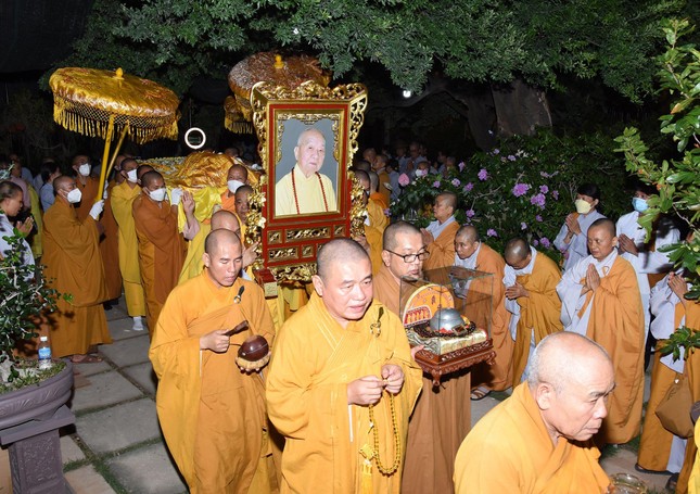 Ban Tổ chức Lễ tang, môn đồ pháp quyến cung thỉnh nhục thân Trưởng lão Hòa thượng từ phương trượng đến Giác linh đường nhập kim quan Ban Tổ chức Lễ tang, môn đồ pháp quyến cung thỉnh nhục thân Trưởng lão Hòa thượng từ phương trượng đến Giác linh đường nhập kim quan