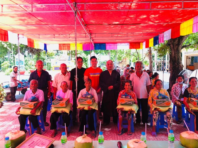 Hòa thượng Thích Chơn Tịnh, cùng nghệ sĩ Chí Sang tặng quà đến 200 gia đình người Khmer nghèo tại huyện Trà Ôn - Ảnh: TQ Hòa thượng Thích Chơn Tịnh, cùng nghệ sĩ Chí Sang tặng quà đến 200 gia đình người Khmer nghèo tại huyện Trà Ôn - Ảnh: TQ