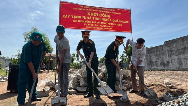 Khởi công xây dựng 3 căn nhà tình nghĩa quân dân cho các quân nhân đang tại ngũ Khởi công xây dựng 3 căn nhà tình nghĩa quân dân cho các quân nhân đang tại ngũ