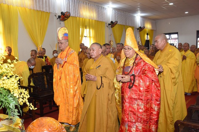 Chư tôn đức Trung ương GHPGVN, Ban Tổ chức Lễ tang, Ban Trị sự GHPGVN tỉnh Ninh Thuận niệm hương tưởng niệm trước lúc di quan Chư tôn đức Trung ương GHPGVN, Ban Tổ chức Lễ tang, Ban Trị sự GHPGVN tỉnh Ninh Thuận niệm hương tưởng niệm trước lúc di quan