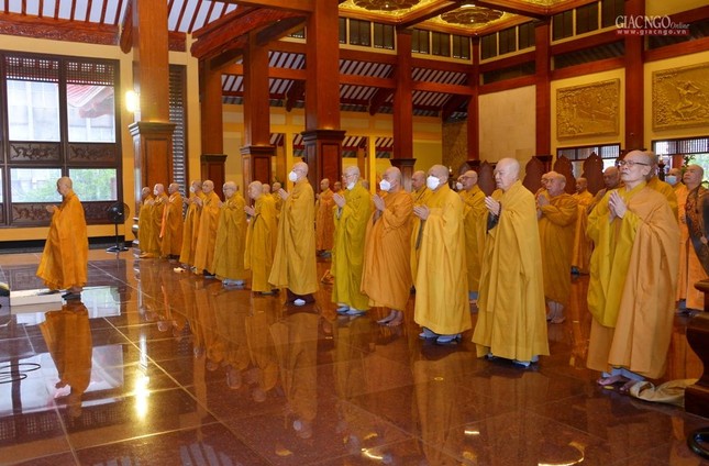 Chư tôn đức Tăng thành viên Ban Trị sự GHPGVN TP.HCM, các ban trực thuộc, Ban Trị sự Phật giáo TP.Thủ Đức và 21 Ban Trị sự GHPGVN quận, huyện đảnh lễ Tam bảo