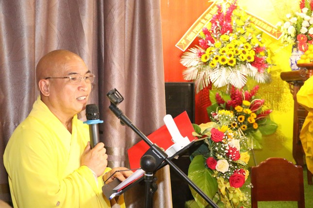 Thượng tọa Thích Minh Sơn đọc quyết định bổ nhiệm của Ban Trị sự GHPGVN tỉnh