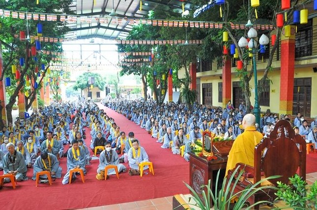 Đông đảo Phật tử đạo tràng Pháp Hoa tham gia tu Bát Quan trai giới