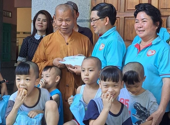 Tặng quà cho trẻ em tại tịnh xá Ngọc Vạn Tặng quà cho trẻ em tại tịnh xá Ngọc Vạn