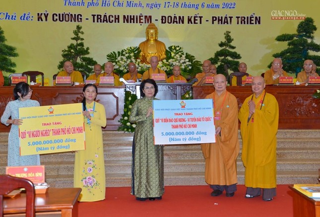 Trao bảng tượng trưng 5 tỷ đồng đến Quỹ "Vì người nghèo Trao bảng tượng trưng 5 tỷ đồng đến Quỹ "Vì người nghèo