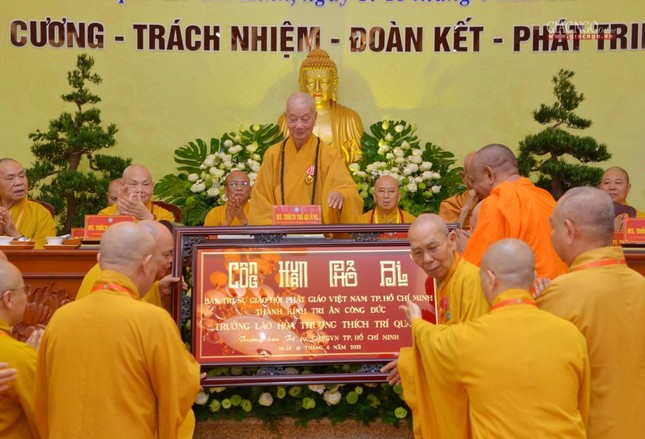 Trao khánh vàng "Công Huân Phổ Bị" thành kính tri ân đến Trưởng lão Hòa thượng Thích Trí Quảng Trao khánh vàng "Công Huân Phổ Bị" thành kính tri ân đến Trưởng lão Hòa thượng Thích Trí Quảng