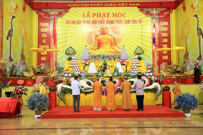 Niêm hương cầu nguyện cho công trình sớm thành tựu