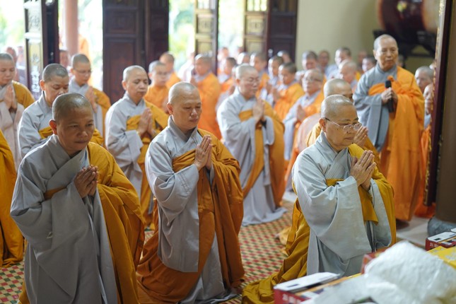 Đoàn Phân ban Ni giới Trung ương GHPGVN thành kính tác bạch cúng dường Đoàn Phân ban Ni giới Trung ương GHPGVN thành kính tác bạch cúng dường