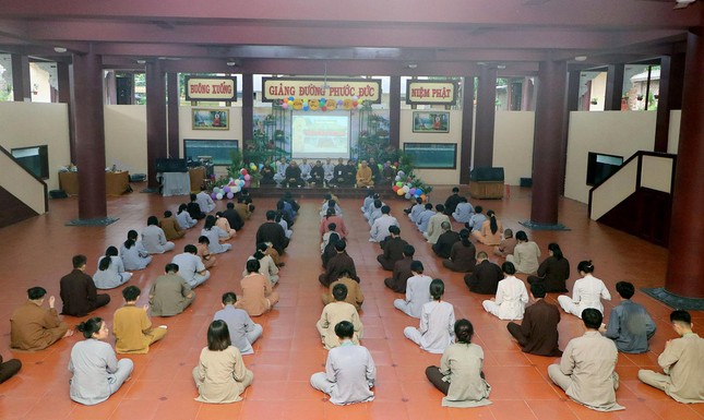 Tổ chức hướng dẫn một số oai nghi căn bản khi tới chùa Tổ chức hướng dẫn một số oai nghi căn bản khi tới chùa