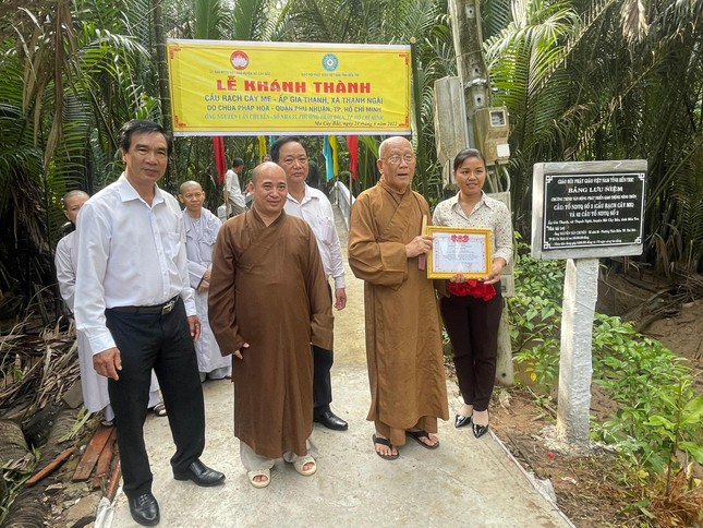 Hòa thượng Thích Như Niệm trao Bằng khen